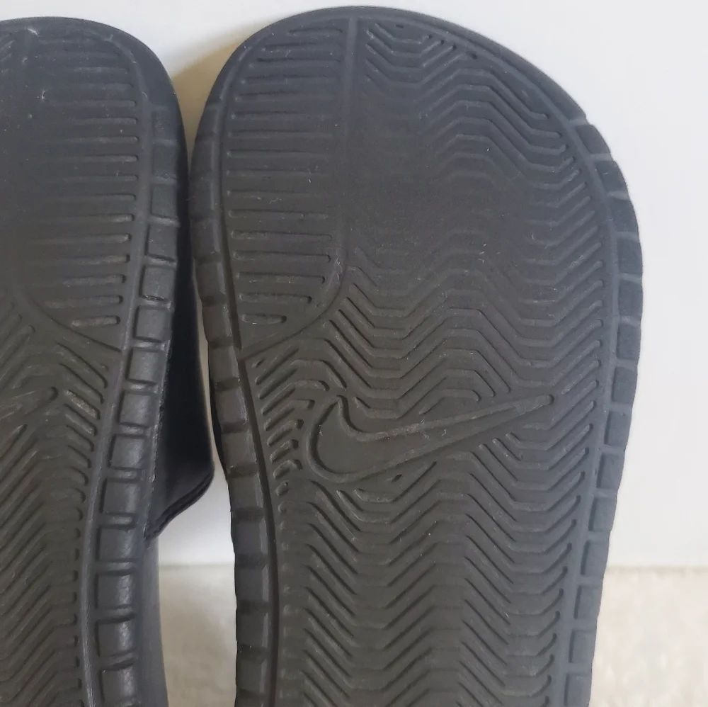𝅺NIKE Benassi Black Slider Sandals Size Youth 1